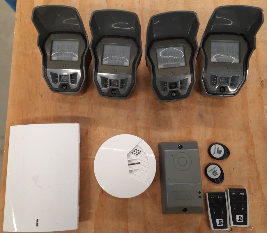Teile aus Videofied Sicherheitssystem Überwachungs-/Alarmanlage, Lieferumfang siehe Bild, komplett ungeprüft, keine Garantie auf Funktion und Vollständigkeit (ID=T04-00)