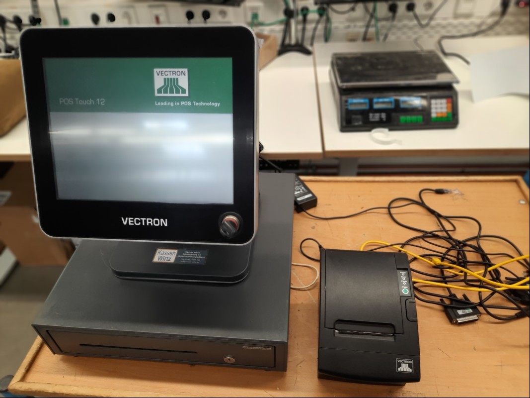Vectron POS 12 Touch-Computerkasse mit 1x Kellnerschlüssel und Kunden Display, Metapace T-3II Thermobondrucker und Kassenlade (ohne Schlüssel), Gehäusebruch hinter dem Kunden-Display, siehe Bilder, nur elektrisch geprüft (Kasse lässt sich starten ...