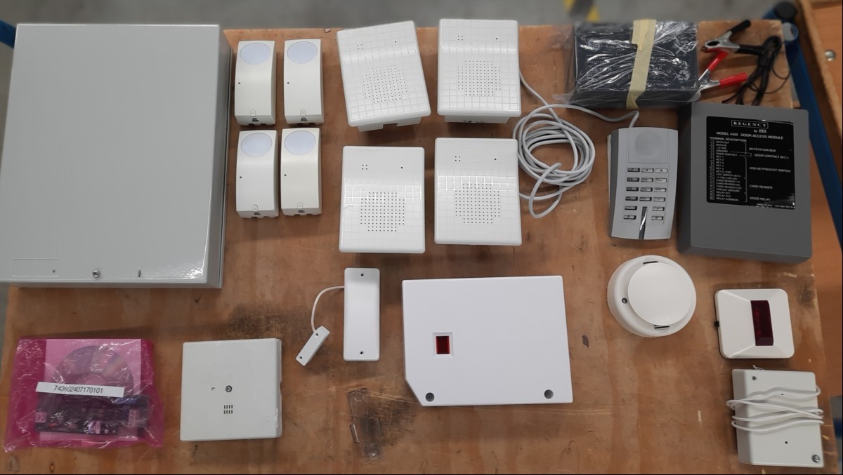 Teile aus Alarmanlage, Lieferumfang sie Bilder, komplett ungeprüft, keine Garantie auf Funktion und Vollständigkeit (ID=V14-22)