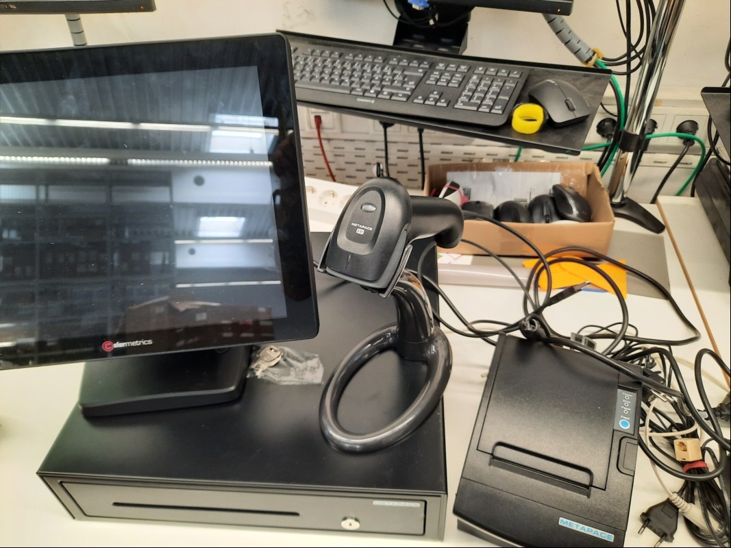 Teile aus Computerkassensystem bestehend aus: Colormetrics Touch-Computerkasse P1000, Metapace Thermo-Bondrucker T-3II, Metapace Handscanner S-61 und Metapace Kassenlade mit 2 Schlüsseln, Computerkasse nur elektrisch geprüft(lässt sich starten) Re...