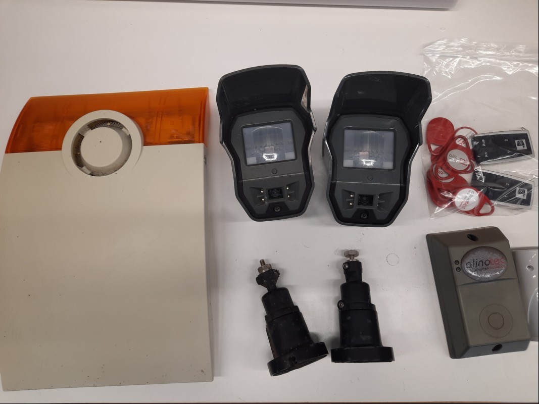 Teile aus Alarmanlage, Lieferumfang sie Bilder, komplett ungeprüft, keine Garantie auf Funktion und Vollständigkeit (ID=V08-13)