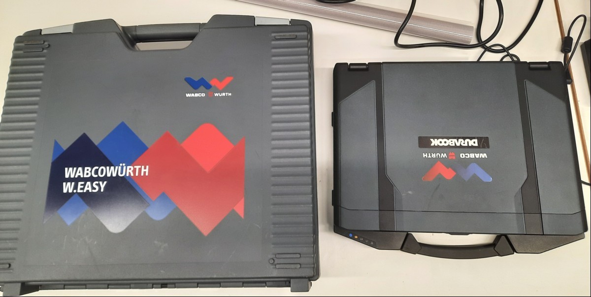 Teile aus WABCOWÜRTH Diagnosesystem für NFZ betehend aus: Durabook (Model: S14I) inkl. Netzteil, div. Diagnosekabel NFZ und W.EASY Box 2.0 Rev. 1.3 (S/N:414730) im Hartschalenkoffer, siehe Bilder, Durabook lässt sich starten, keine weiteren Tests ...