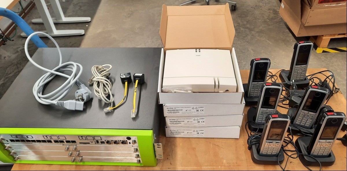 Unify Telefonanlage Octopus F X5R mit 6x OpenStage M3 Mobilteile mit Basisstation und 4x Unify OpenScape Cordless Basestation BS5, Verschmutz, Kleinteile können fehlen, ein Telefon ohne Akku, die Anderen ließen sich einschalten(keine weiteren Test...