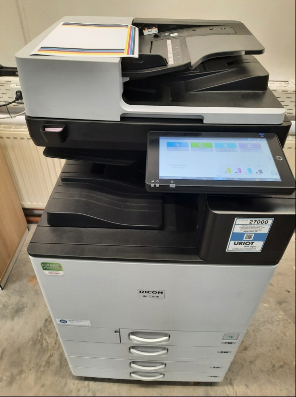 Ricoh IM C2010 inkl. Optionen, SN: 9134R731953, 2 Papierkassetten, optisch gebrauchter Zustand, Gehäuse mit Verschmutzungen und Abschürfungen,  Zähler gesamt: color ca. 7468 und bk ca. 3133 laut Statusseite, Ausdrucke gut, Reinigung und Service no...