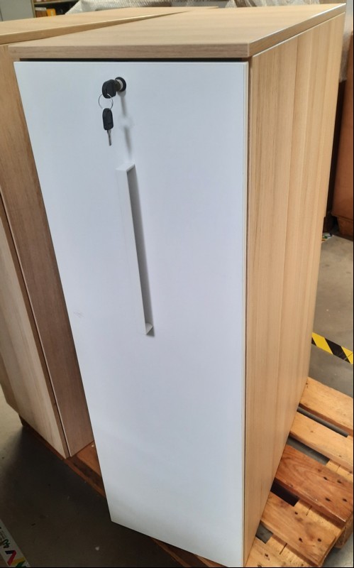 Orgatower, Schrank mit ausziehbarem Fach und 2 Einlegeböden, Farbe Außen: Graueiche-Dekor, Innen und Front: weiß, Maße: 400x800x1245mm, Zugriff rechts, inkl. einem Schlüssel, Verschmutzungen und Kratzer sind möglich, siehe Bsp.-Bilder, Kein Versan...