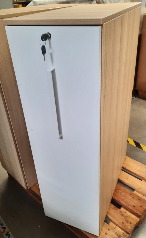Orgatower, Schrank mit ausziehbarem Fach und 2 Einlegeböden, Farbe Außen: Graueiche-Dekor, Innen und Front: weiß, Maße: 400x800x1245mm, Zugriff links, inkl. einem Schlüssel, Verschmutzungen und Kratzer sind möglich, siehe Bsp.-Bilder, Kein Versand...