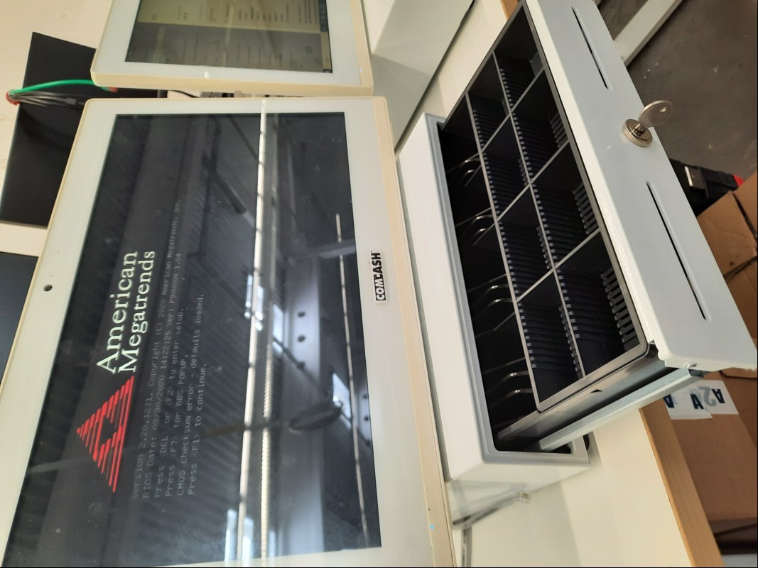 Teile aus COMCASH COMHAIR Kassensystem Shuttle AIO Model P90U, Kassenlade: weiß mit einem Schlüssel und Epson TM-30 Bondrucker, Geräte sind teilweise stärker vergilbt und Verschmutzt, siehe Bilder, die Computerkasse mit unbekannten defekt-hängt si...