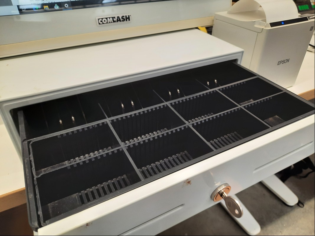 Teile aus COMCASH COMHAIR Kassensystem Shuttle AIO Model P90U, Kassenlade: weiß mit einem Schlüssel und Epson TM-30 Bondrucker, Geräte sind teilweise  vergilbt und Verschmutzt, siehe Bilder, Geräte nur elektrisch geprüft(die Computerkasse fährt ho...