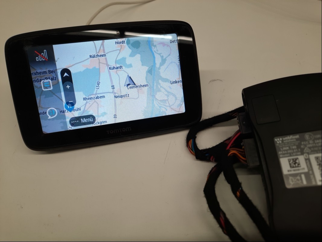 GPS-Navigationsgerät Webfleet Solution Pro 7350 TRUCK (Model: 4PN50 / 4KY0.001.00), 13cm (5") Touchdisplay, Anschlüsse: MicroSD und Micro-USB, TomTom ließ sich einschalten und zurücksetzen,  Seriennummer: ZJ2110100763 und Webfleet Solutions Link 7...