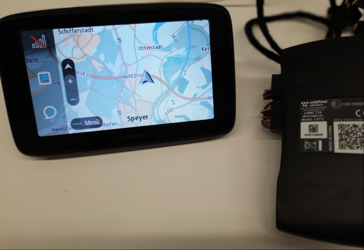GPS-Navigationsgerät Webfleet Solution Pro 7350 TRUCK (Model: 4PN50 / 4KY0.001.00), 13cm (5") Touchdisplay, Anschlüsse: MicroSD und Micro-USB, TomTom ließ sich einschalten und zurücksetzen,  Seriennummer: ZJ4191T00845 und Webfleet Solutions Link 7...