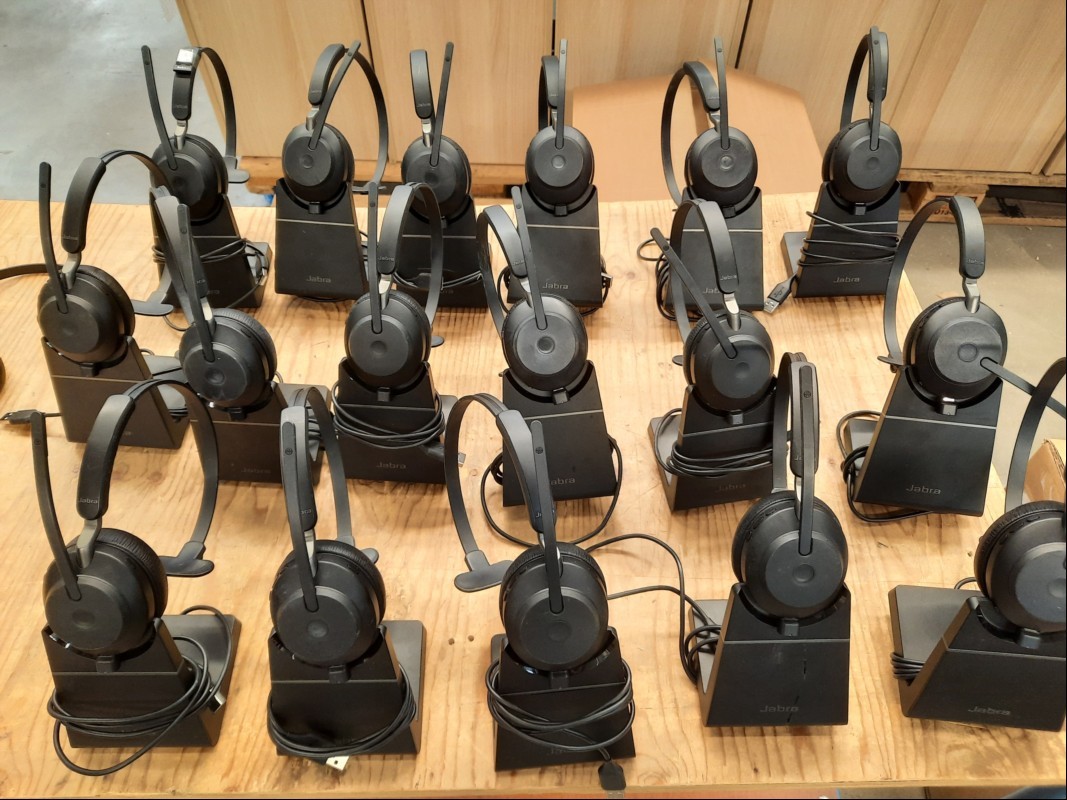 17x Jabra Evolve2 65 Headsets inkl. Basisstation, teilweise sind die Ohrmuscheln beschädigt und oder Verschmutzt, siehe Bilder, ungeprüft, keine Garantie auf Funktion und Vollständigkeit (ID=T09-00)