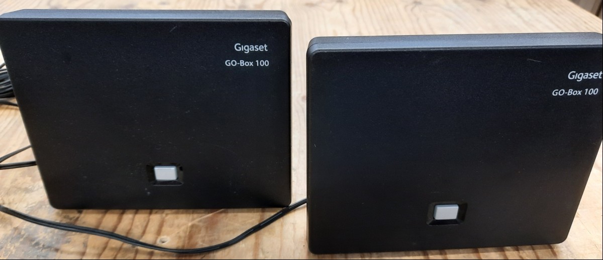 2x Gigaset Go Box 100 Basisstationen inkl. Netzteile, teilweise verschmutzt, ungeprüft, keine Garantie auf Funktion und Vollständigkeit (ID=T09-00)