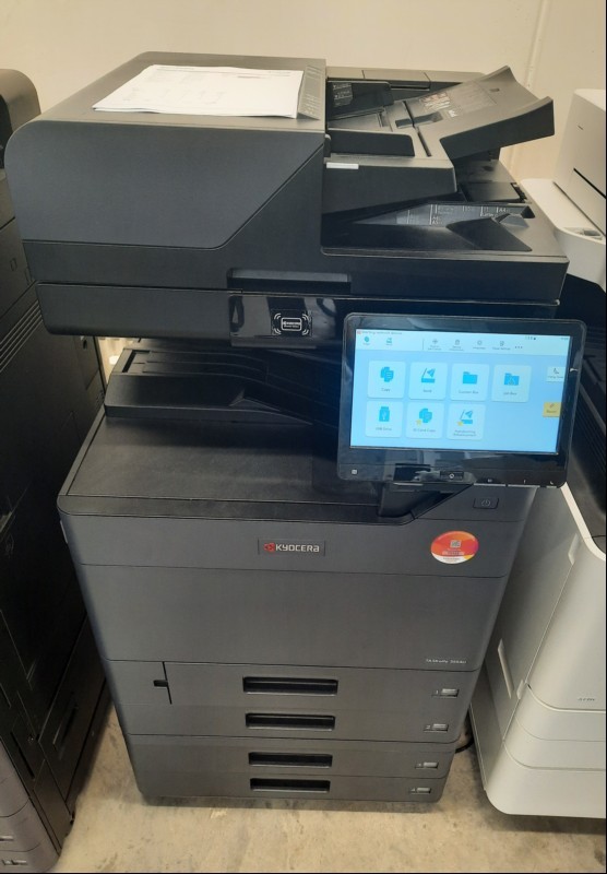 Kyocera TASKalfa 3554ci, SN: H563674691,4 Papierkassetten, Scanner DP 7160, optisch guter gebrauchter Zustand, Verschmutzungen am Gehäuse, Zähler gesamt: ca.38331 laut Statusseite, Ausdrucke gut, Reinigung und Service empfohlen, keine Garantie auf...