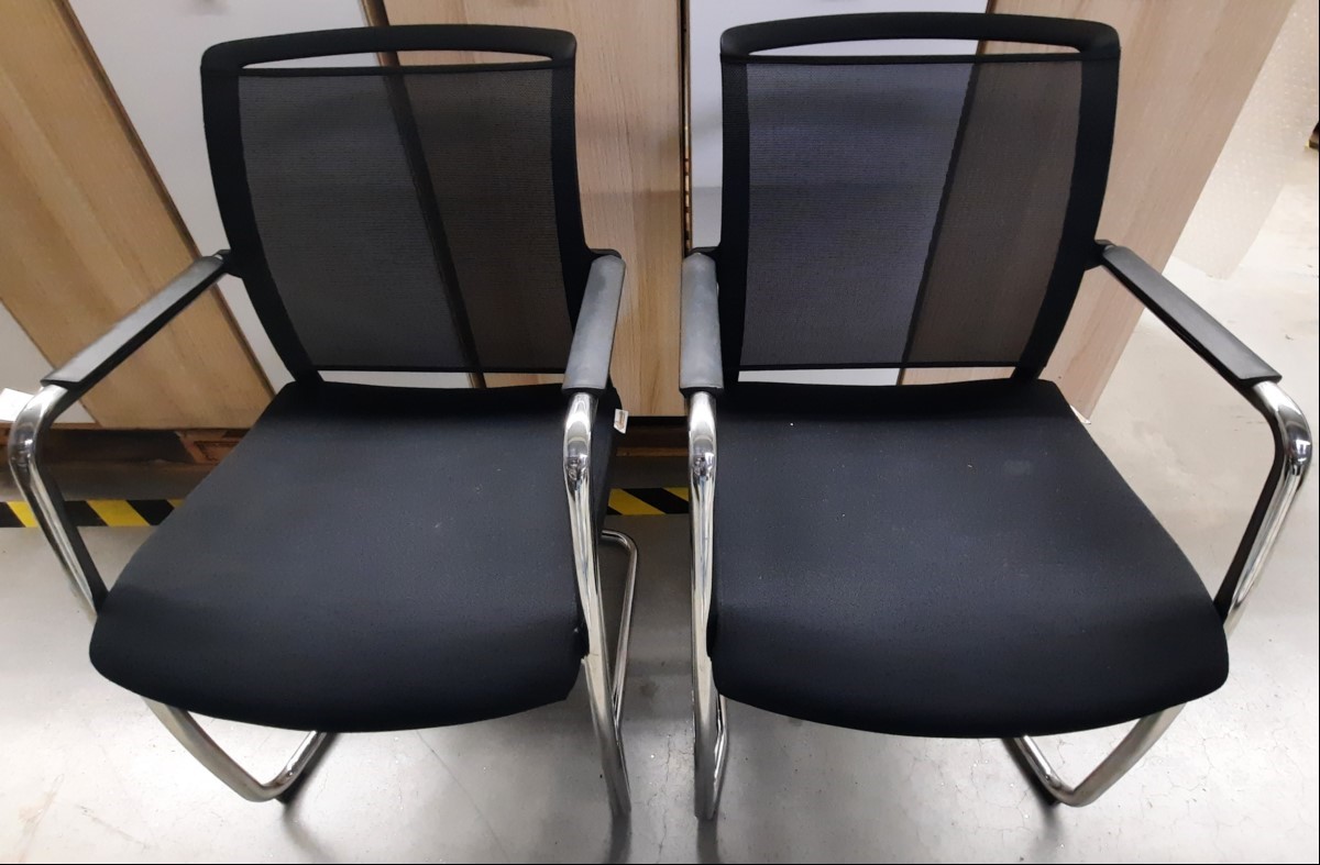 2x Freischwinger Konferenzstühle, Firma: Strauß, Model: Brinkum, Gestell verchromt, Sitzfläche und Armlehnen schwarz, Stoff teilweise verschmutzt und die Armlehnen/Gestell teilweise zerkratzt, siehe Bilder, kein Versand / Verpacken - nur Selbstabh...
