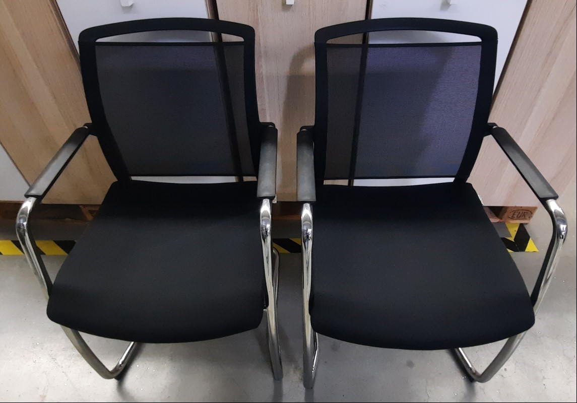 2x Freischwinger Konferenzstühle, Firma: Strauß, Model: Brinkum, Gestell verchromt, Sitzfläche und Armlehnen schwarz, Stoff teilweise verschmutzt und die Armlehnen/Gestell teilweise zerkratzt, siehe Bilder, kein Versand / Verpacken - nur Selbstabh...