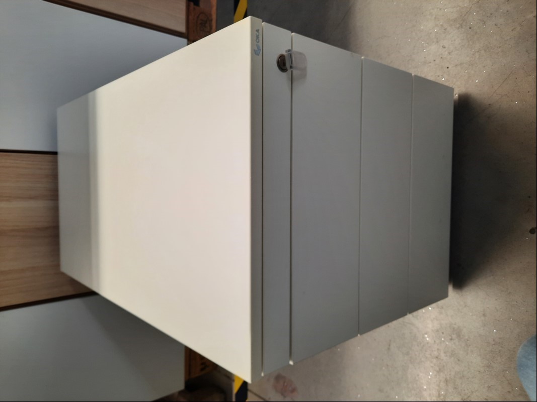 OKA Rollcontainer auf Rollen mit 4 Fächern und einem Schlüssel, Farbe: weiß, Seiten schwarz, H: 56,5 cm, B: 43 cm, T: 80 cm, Verschmutzungen und Kratzer vorhanden, siehe Bsp.-Bilder, kein Versand / Verpacken - nur Selbstabholer (ID=V16-51)