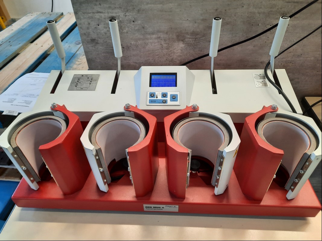 Print Equipment Tassenpressen RED MUG4, 4 Gefäßeinschübe, Farbe: rot / grau, optisch sehr guter Zustand, Inbetriebnahme: 2025, siehe Bilder, Testdruck erfolgreich, kein Versand / Verpacken-nur Selbstabholer (ID=T10-00)