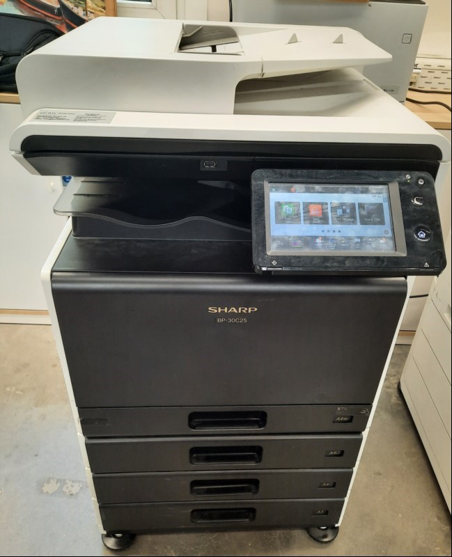 Sharp BP-30C25, SN: 0F00924Y, 4 Papierkassetten, Gerät optisch gebrauchter  Zustand, Verschmutzungen und Abschürfungen am Gehäuse,Datenlöschung durchgeführt, Admin ist : admin, Wartung und Service emphohlen Gedruckte Seiten sw 216471, Farbe 201090...