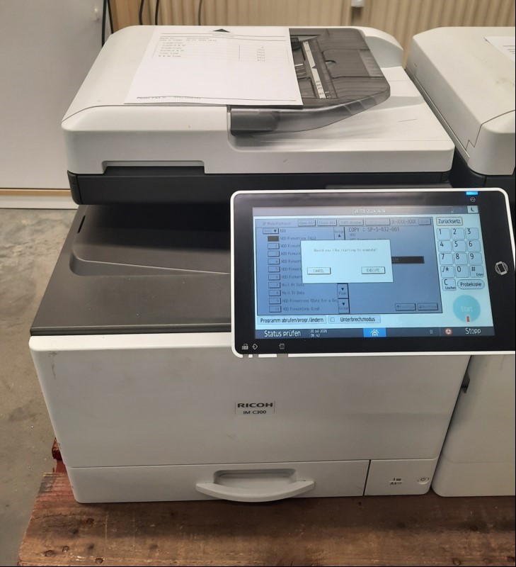 Ricoh IM C300, SN: 3933PC50475, eine Papierkassette, ohne Unterschrank optisch gebrauchter  Zustand, mit Verschmutzungen am Gehäuse, Zähler gesamt: ca. s/w 8315, color ca. 5404 laut Statusseite, Ausdrucke gut, , Reinigung und Service notwendig, ke...