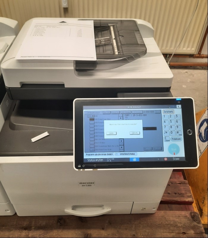 Ricoh IM C300, SN: 3933PC50721, eine Papierkassette, ohne Unterschrank optisch gebrauchter  Zustand, mit Verschmutzungen am Gehäuse, Zähler gesamt: ca. s/w 21508, color ca. 12230 laut Statusseite, Ausdrucke gut, , Reinigung und Service notwendig, ...