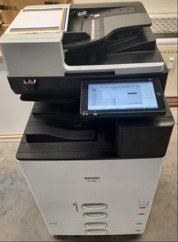  Ricoh IM C3010, SN: 9153R320282, 4 Papierkassetten,Originaleinzug  D3KK, optisch gebrauchter Zustand, Gehäuse mit Verschmutzungen und Abschürfungen, Zähler gesamt: ca. s/w 32701 color ca.18510 laut Statusseite, Ausdrucke gut, Reinigung und Servic...
