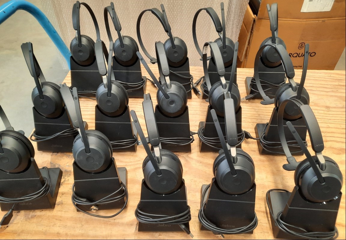 15x Jabra Evolve2 65 Headsets inkl. Basisstation, teilweise mit Gebrauchsspuren, siehe Bilder, ungeprüft, keine Garantie auf Funktion und Vollständigkeit (ID=V14-02)
