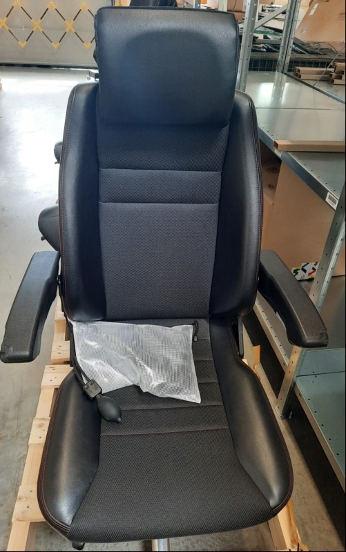  Leitwartenstuhl CAS-OL-01, Bezug Kunstleder,hohe, ergonomisch geformte Rückenlehne , hochbelastbare Mechanik mit Freischwingfunktion, Unterstützung des Beckens und der
 Lendenwirbelsäule durch 2-Kammer-Luftkissen, Sitztiefenverschiebebereich: ca....