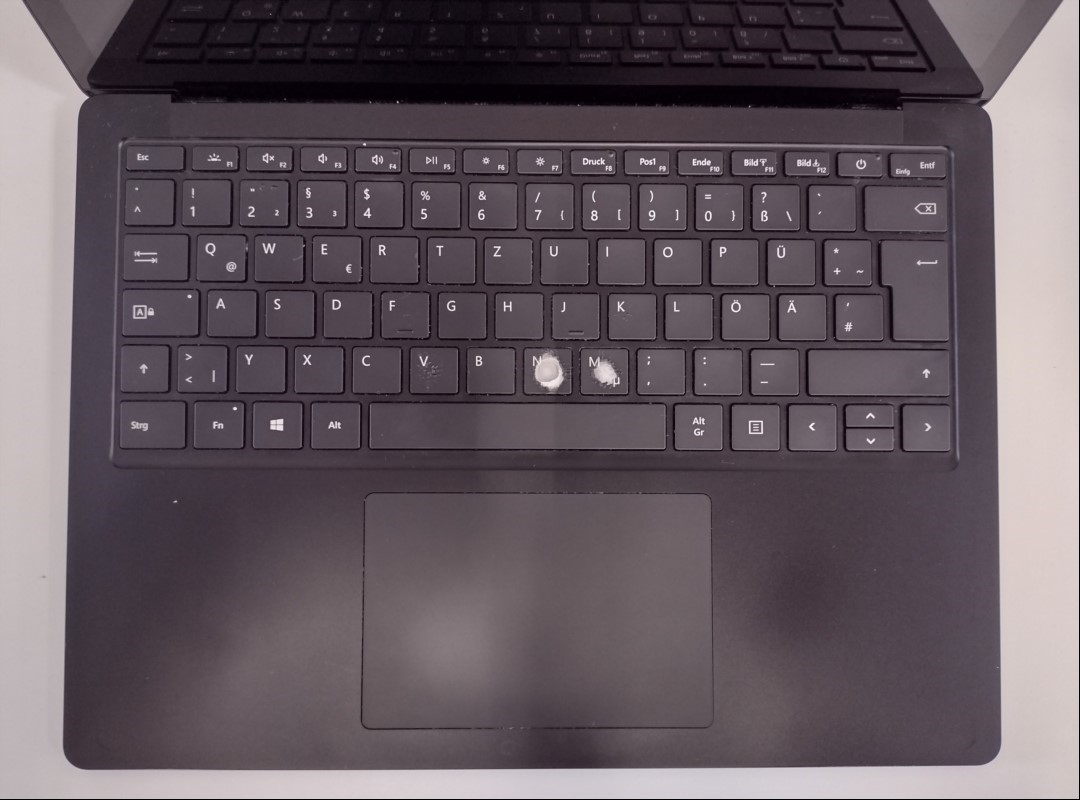 Microsoft Surface Laptop 4 (Modell: 1950:1951) mit Intel Quad-Core i5-1145G7 2.60GHz (4-Kern, HT), 8 GB DDR4 RAM, Display: 34,29cm (13.5\'\') Multi-Touch (Auflösung 2256 x 1504), 256 GB (SSD) SAMSUNG MZ9LQ256HBJQ, 1x USB 2.0 Anschluss, 1x USB-C, Wir...