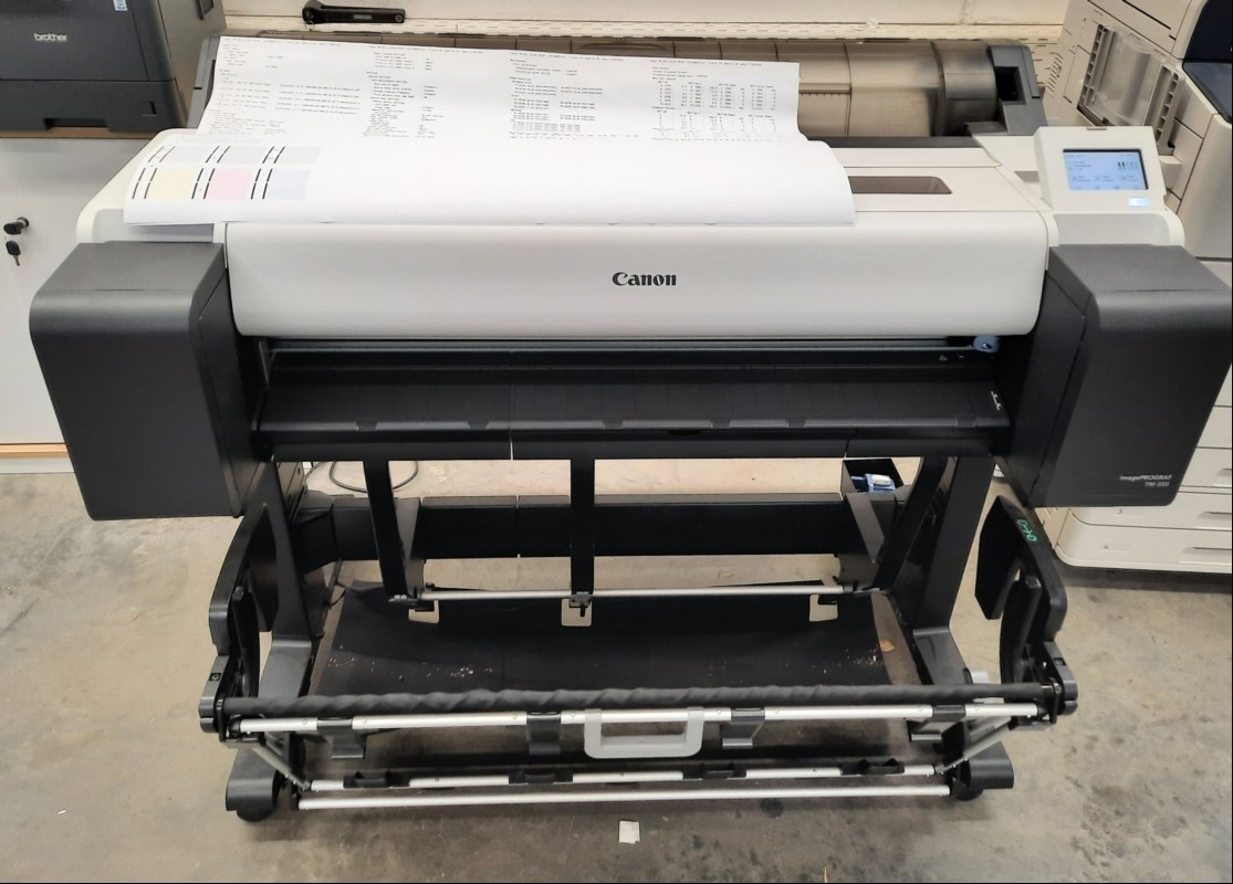  Canon iPF TM-350, SN: BBAP01327,  System startet,Tinte vorhanden Düsenmuster gedruckt, Ausdruck gut, Inbetriebnahme 02.2024, ca. 87 m²  gedruckt, Gehäuse verschmutzt mit Abschürfungen, keine Garantie auf Funktion und Vollständigkeit, alle Angaben...
