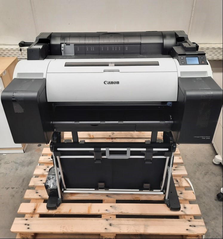 Canon iPF TM200,SN: 21BAVH05345, System startet,Tinte leer, Düsenmuster nicht möglicht, Rollen sind demoniert und beigefügt, Plotter steht auf Palette,  Gehäuse verschmutzt mit Abschürfungen, keine Garantie auf Funktion und Vollständigkeit, alle A...