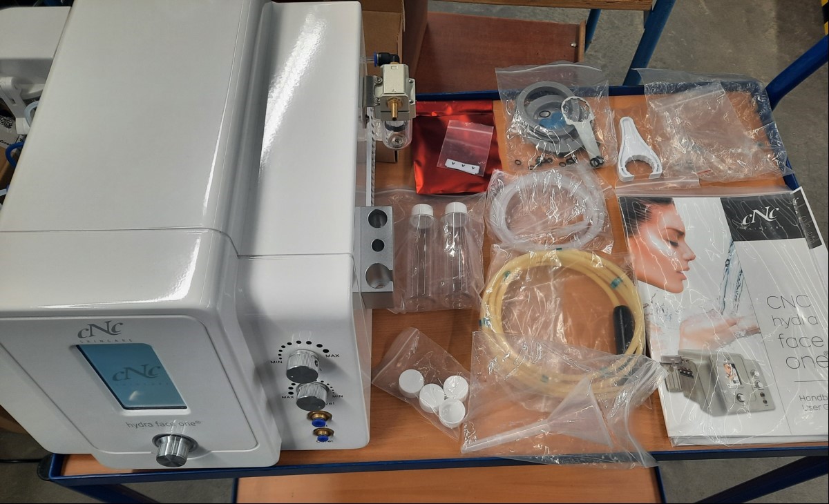 Gesichtsbehandlungssystem CNC hydra face one inkl. Zubehör (siehe Bilder), Seriennummer: 202201D045, Gerät lässt sich einschalten und bedienen - keine weiteren Tests durchgeführt! Keinerlei Garantie auf Vollständigkeit und Funktion! (ID=V07-32)