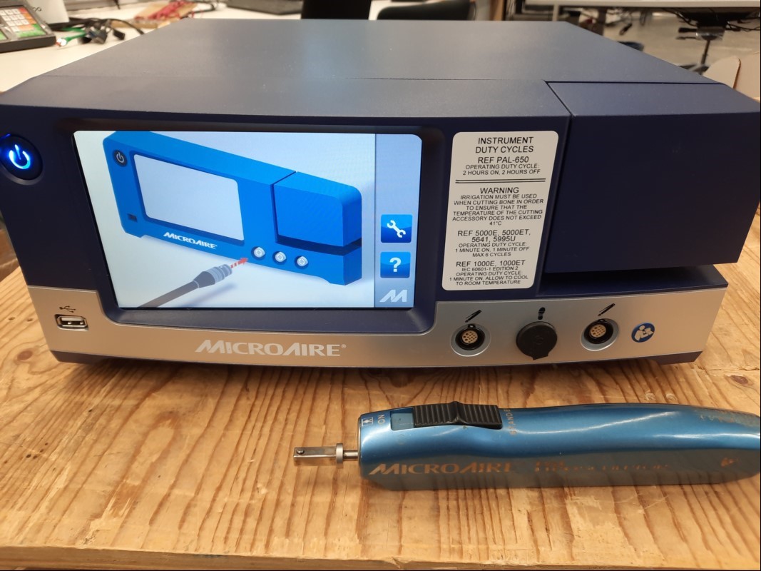 MicroAire 5020 mit Handstück PAL-650 , Anschlusskabel fehlen, Lieferumfang siehe Bilder, nur elektrisch geprüft-Gerät lässt sich einschalten, Handgerät ungeprüft, keine Garantie auf Funktion und Vollständigkeit (ID=V14-02)