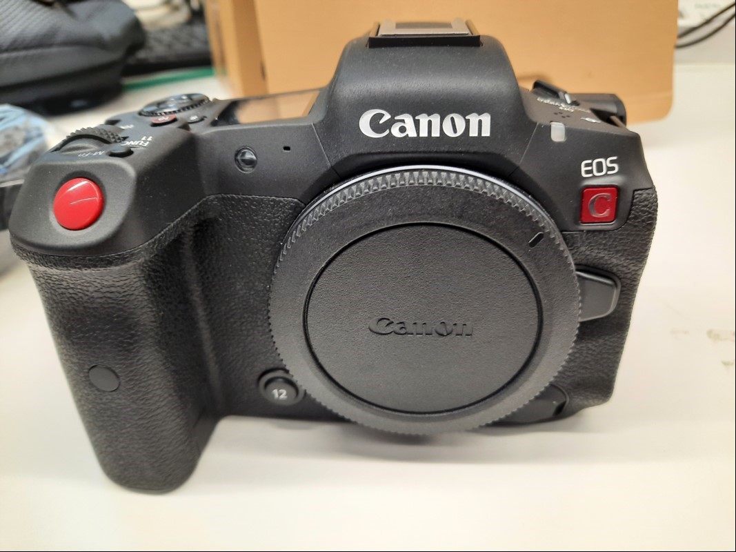 Canon EOS R5 C digitale Spiegelreflexkamera mit WiFi,Farbe: schwarz, mit einem Akku und Trageriemen, siehe Bilder, Funktion ok, ohne Teleobjektiv und Speicherkarte,  Seriennummer: 653509400209, Inbetriebnahme: 2023 (ID=V03-04)