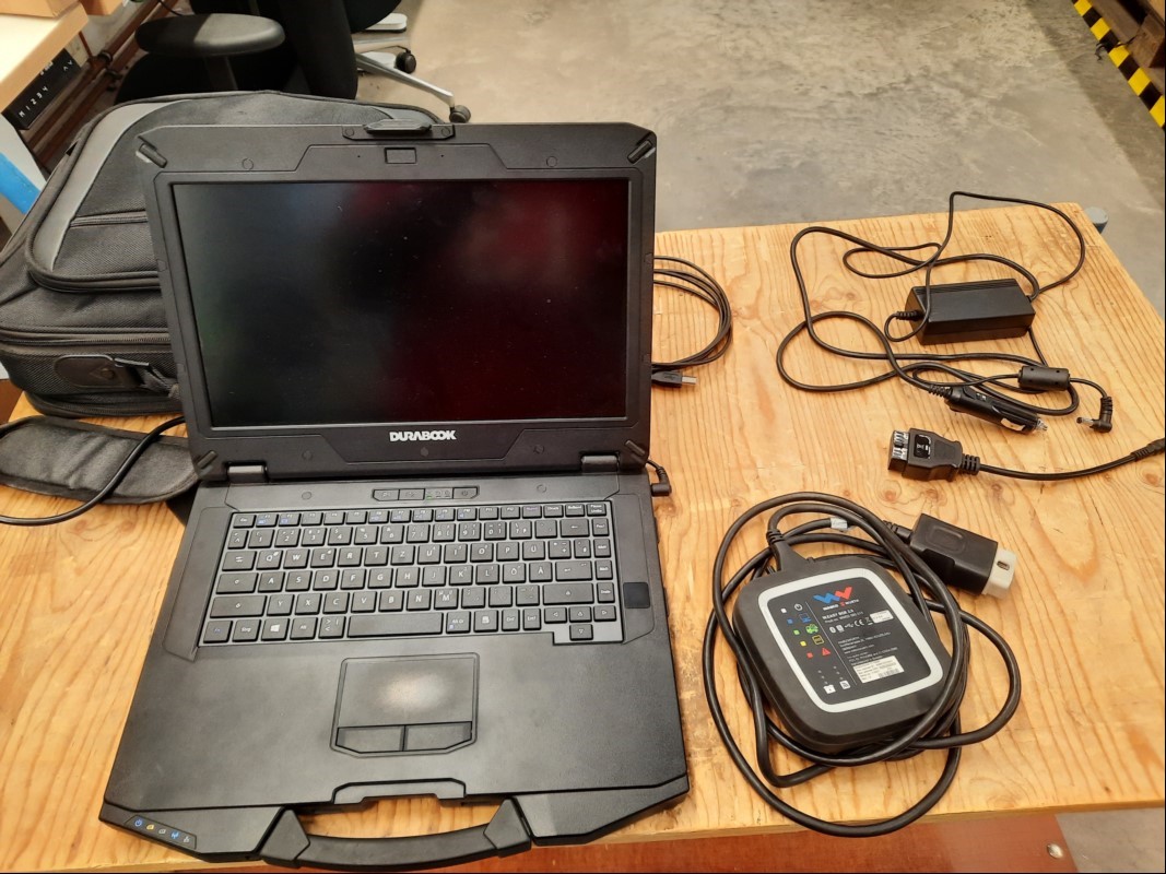 Teile aus WABCOWÜRTH Diagnosesystem für NFZ betehend aus: Durabook (Model: S14I, SN: SY1240200172) inkl. Netzteil,  W.EASY Box 2.0 Rev. 1.3 (S/N: 415031), Tasche und verschiedene Netzadapter, siehe Bilder, Durabook lässt sich starten, keine weiter...