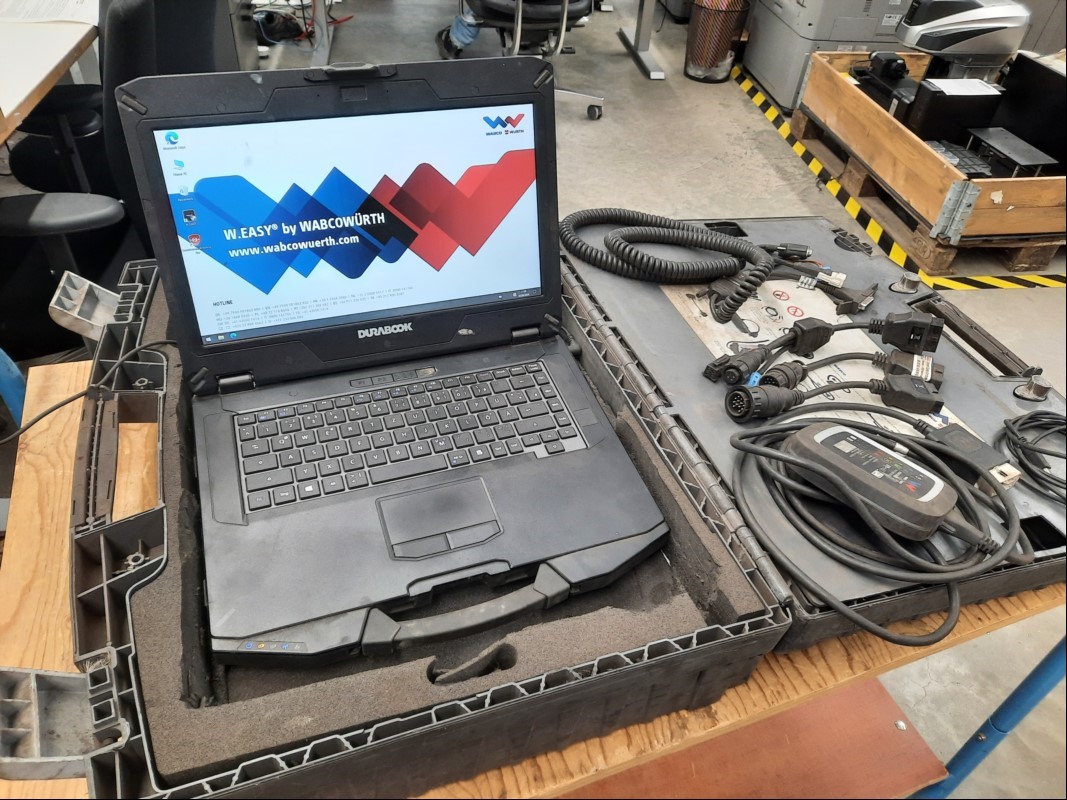 Teile aus WABCOWÜRTH Diagnosesystem für NFZ betehend aus: Durabook (Model: S14I, SN: SY1240200185) inkl. Netzteil, div. Diagnosekabel NFZ, Hartschalenkoffer und W.EASY Box 2.0 Rev. 1.3 (S/N:414679) im Hartschalenkoffer, stark verschmutzt, siehe Bi...