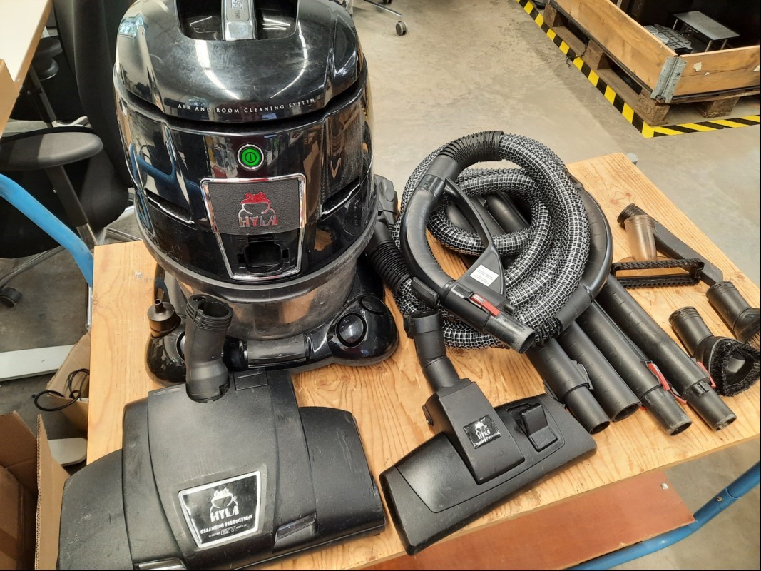 Luft- und Raumreinigungsgerät / Staubsauger HYLA EST mit HYLA EBK 340 LED Elektrobürste und Standartbürste, siehe Bilder, Sauger lässt sich einschalten und saugt-keine weiteren Tests durchgeführt, keine Garantie auf Funktion und Vollständigkeit (I...