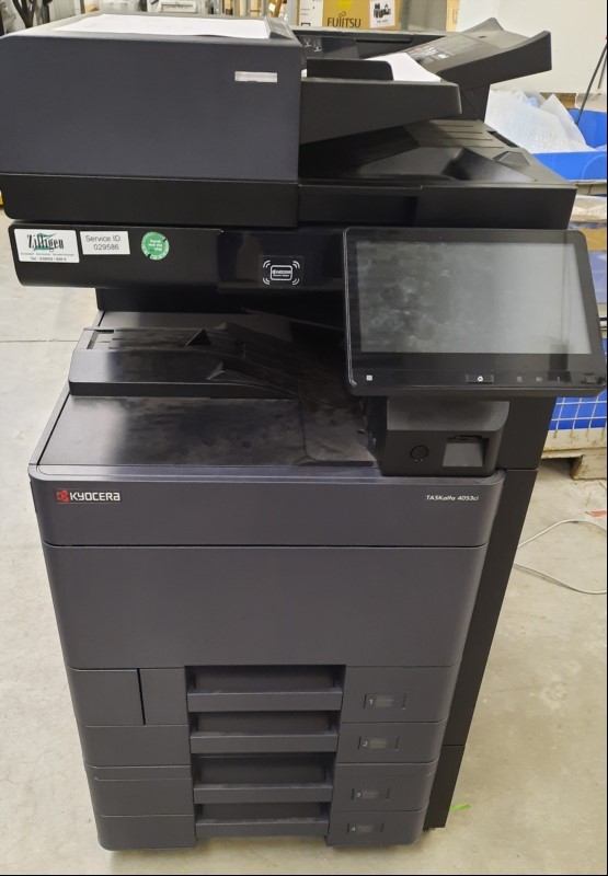 Kyocera TASKalfa 4053ci + Zubehör, SN: RFC0Z35234, 4 Papierfächer, Originaleinzug DP 7110, Zähler total:14401 laut Statusseite, Ausdruck gut, guter gebrauchter Zustand mit leichten Verschmutzungen am Gehäuse, Datenlöschung durchgeführt, Reinigung ...