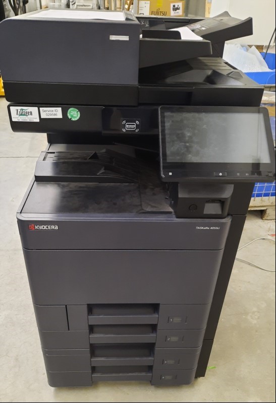 Kyocera TASKalfa 4053ci + Zubehör, SN: RFC0Z35749, 4 Papierfächer, Originaleinzug DP 7110, Zähler total:362946 laut Statusseite, Ausdruck gut, guter gebrauchter Zustand mit leichten Verschmutzungen am Gehäuse, Datenlöschung durchgeführt, Reinigung...