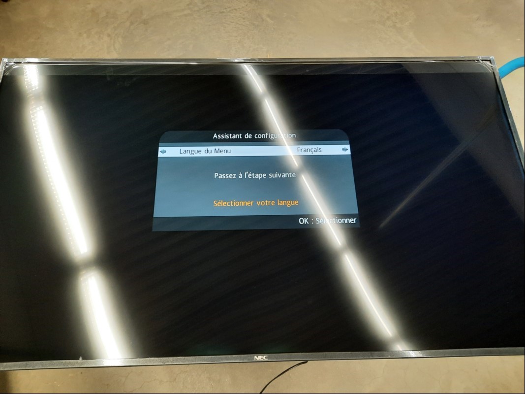 55\'\' TFT-Display NEC E558 Display (Auflösung 3840 x 2160), Seriennummer: S4Z425052JB, inkl. Fernbedienung(ungeprüft) und Standfuß (demontiert und ungeprüft), siehe Bilder, Display nur elektrisch geprüft (lässt sich einschalten und gibt ein Bild wi...