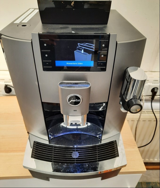 Kaffeevollautomat Jura W8 Dark Inox Set, SN: 20240410049018, elektrisch geprüft, optisch guter gebrauchter Zustand, keine weiteren Tests durchgeführt),Inbetriebnahme 05.2024,  keine Garantie auf Funktion und Vollständigkeit, Reinigung und Wartung ...