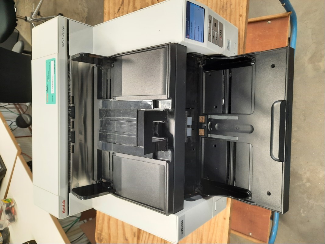 Kodak i4250 Dokumentenscanner, Seriennummer: 54880223, Inbetriebnahme: 2023, siehe Bilder, nur elektrisch (Gerät lässt sich einschalten und bedienen, keine weiteren Tests durchgeführt), keine Garantie auf Funktion und Vollständigkeit (ID=V02-01)