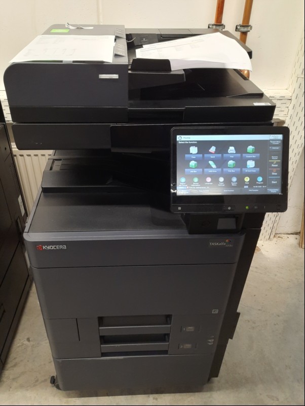 Kyocera TASKALFA 3253ci, SN: RFH9306092, 2 Papierfächer, Originaleinzug DP 7100, Zähler total:216424 laut Statusseite, Ausdruck ok, gebrauchter Zustand mit Verschmutzungen und Abschürfungen am Gehäuse, Datenlöschung durchgeführt, Reinigung und Ser...