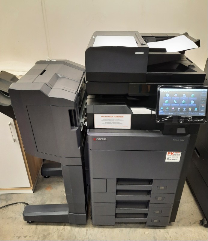 Kyocera TASKalfa 3253ci inkl. Zubehör, SN: RFH1548098
4 Papierfächer, Originaleinzug DP 7110, externer Finisher, Zähler total:50069 laut Statusseite, Ausdruck ok, gebrauchter Zustand mit Verschmutzungen und Abschürfungen am Gehäuse, Datenlöschung ...
