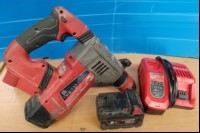 MILWAUKEE Akku-Bohrhammer M18 CHPX 902 mit SDS-plus Aufnahme, 1x 18V 5.0Ah Akku M18, Handgriff und Ladegerät M12-18FC, Gerät mit starken Gebrauchs- / Abnutzungsspuren und verschmutzt - nur elektrisch geprüft (ID=V01-22)