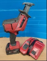 MILWAUKEE Akku-Kompakt-Säbelsäge M18 FHZ mit 1x 18V 5.0Ah Akku M18 und 1x Ladestation M12-18FC, Gerät mit starken Abnutzungs- / Gebrauchsspuren und verschmutzt - nur elektrisch geprüft (ID=V01-32)