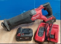 MILWAUKEE Akku-Säbelsäge M18 FSZ, mit 2x 18V 5.0Ah Akku M18 und 1x Ladegerät M12-18FC, Gerät mit starken Gebrauchs- / Abnutzungsspuren - nur elektrisch geprüft (ID=V02-52)