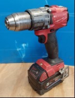 MILWAUKEE FUEL Akku-Schlagbohrschrauber M18 FPD2 mit 1x 18V 5.0 Ah Akku M18, ohne Ladestation, Gerät mit starken Abnutzungs- / Gebrauchsspuren - nur elektrisch geprüft (ID=V02-12)