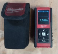 MILWAUKEE Laser-Entfernungsmesser LDM 100 mit Tasche, Gerät lässt sich einschalten und bedienen, stark verschmutzt + Abnutzungsspuren (ID=V06-13)