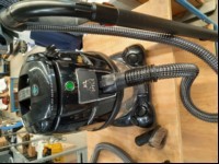 Luft- und Raumreinigungsgerät / Staubsauger HYLA EST Defender mit HYLA VENTUS Elektrobürste und Standartbürste, Möbelbürste und Polsterbürste(unvollständig), Sauger lässt sich einschalten und saugt-keine weiteren Tests durchgeführt (ID=V06-31)
