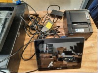 Teile aus Kassensystem Posiflex XT-3815, SN: XTK61156 inkl. Netzteil, Kundenmonitor Posiflex LM-3010E-B, SN: LMK81203 (ohne Netzteil), Bondrucker SNBC BTP-R180II, SN: 190309100201 und Kassenschublade ohne Einsatz und ohne Schlüssel, alle Geräte si...